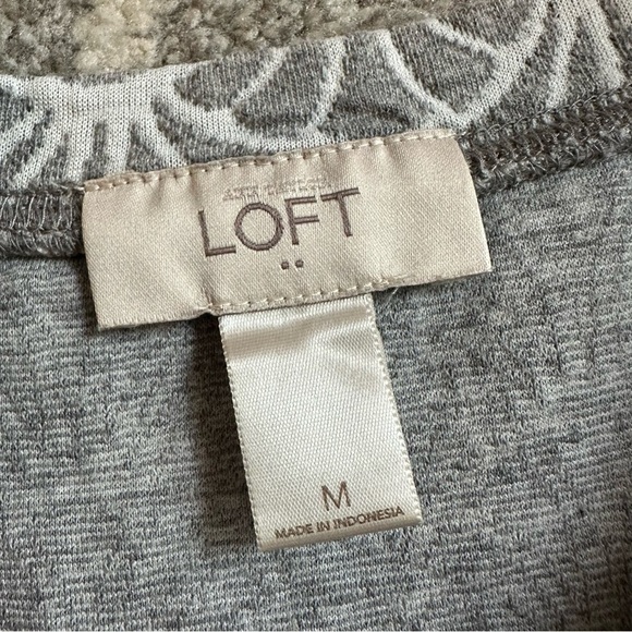 LOFT Gray Elbow Sleeve Stretch Tailored Top w/ Shell Pattern - Picture 3 of 4